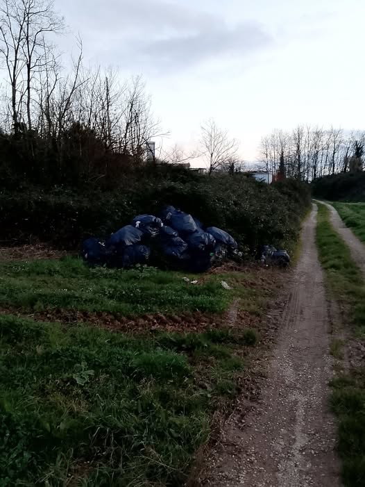 Rifiuti abbandonati nella vicinale del Poggetto